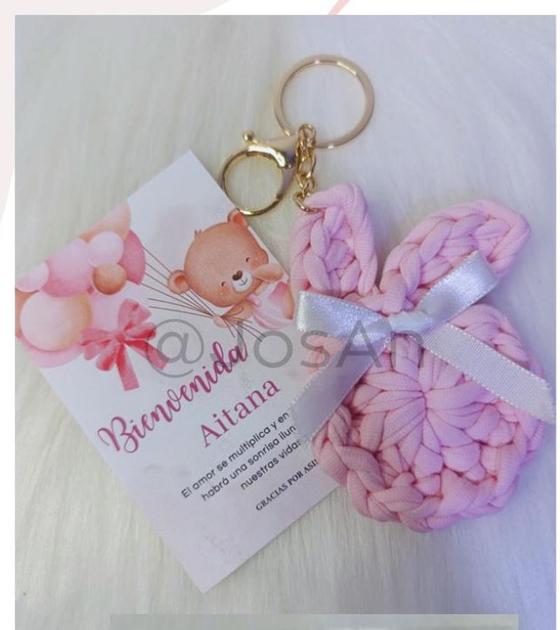 Recuerdo conejito tejido en trapillo para baby shower